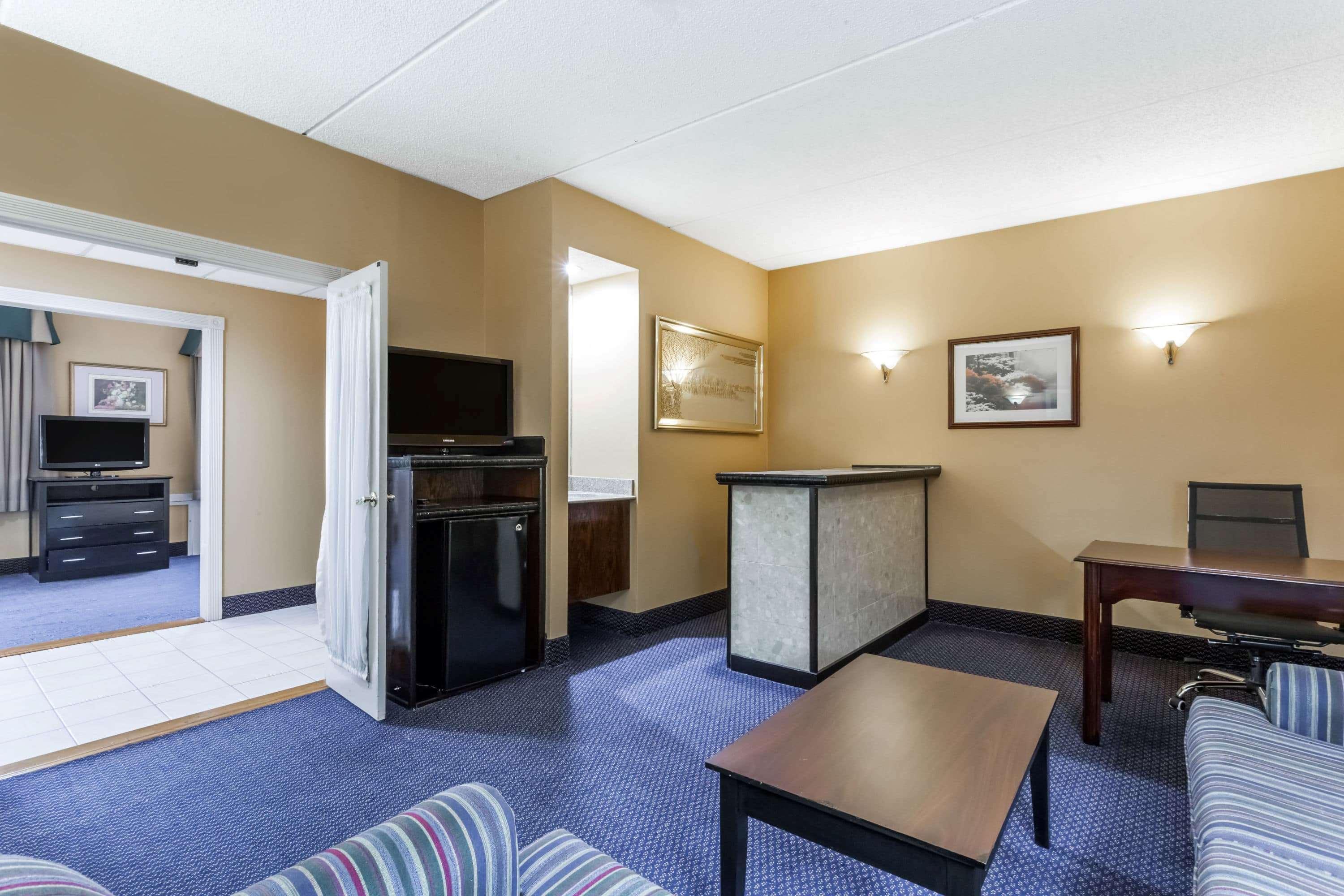 Ramada By Wyndham Newburgh/West Point Hotel Exterior foto