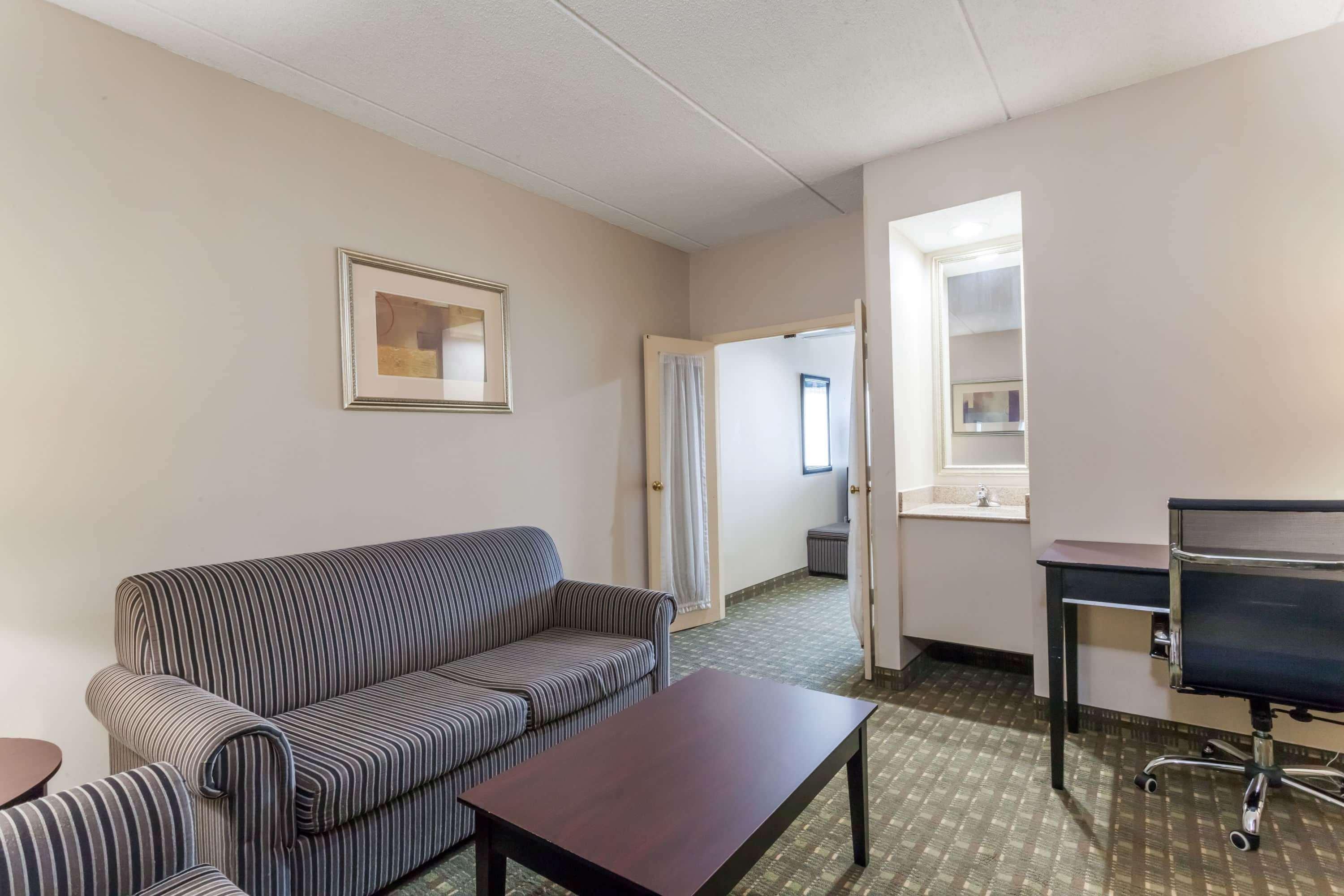 Ramada By Wyndham Newburgh/West Point Hotel Exterior foto